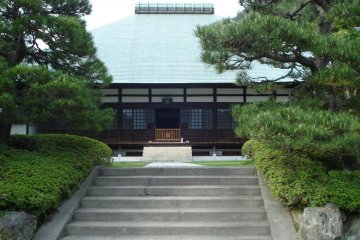 Looking towards Jomyoji Temple from the entrance