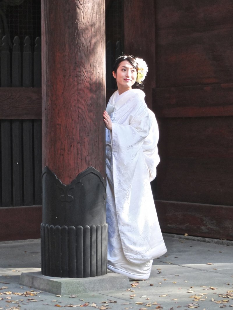 <p>Прелестная невеста в белом в&nbsp;храме Мёхондзи, Камакура</p>