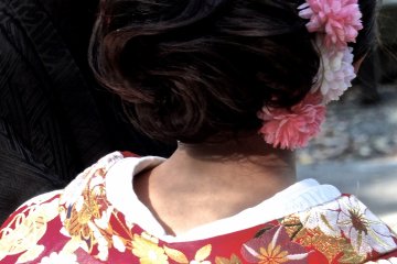 <p>The other bride in a beautiful red kimono;&nbsp;Myohonji Temple, Kamakura</p>