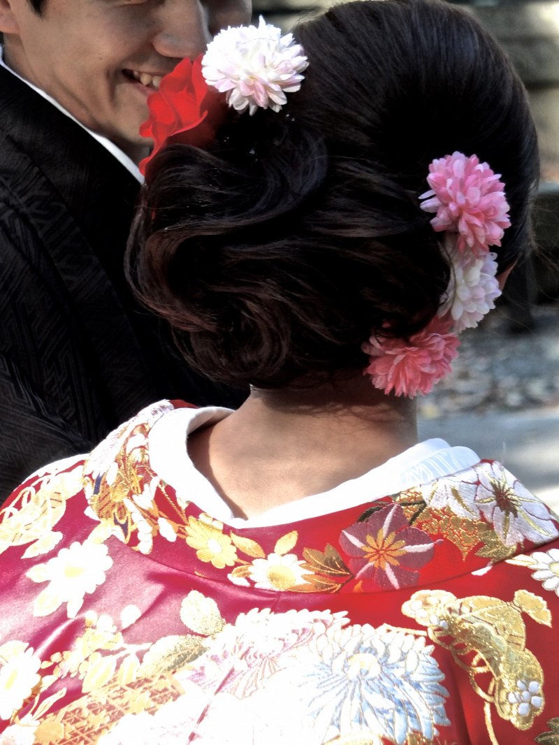 다른 신부는 아름다운 빨간 기모노를 입었다