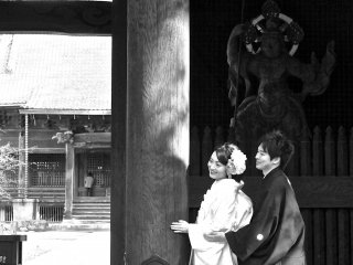 Pasangan yang berpose di pintu masuk kuil Myohonji, Kamakura 