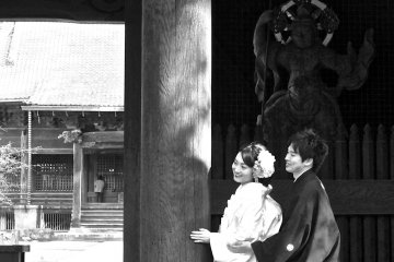<p>Пара позирует у ворот храма;&nbsp;храм Мёхондзи, Камакура</p>