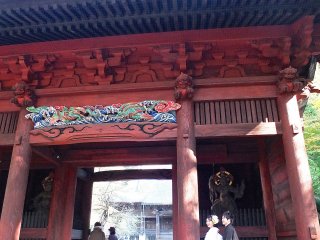 Pintu masuk besar yang telah dicat ulang dan sekarang tampak lebih segar dan artistik; kuil Myohonji, Kamakura