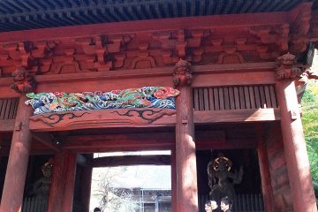 <p>Большие ворота недавно были перекрашены и сейчас выглядят свежо и живописно;&nbsp;храм Мёхондзи, Камакура</p>