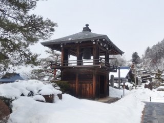 หอระฆังของวัดในกลุ่มวัดและศาลเจ้าฮิกะชิยะมะ (Higashiyama) ถูกแต่งแต้มด้วยหิมะ