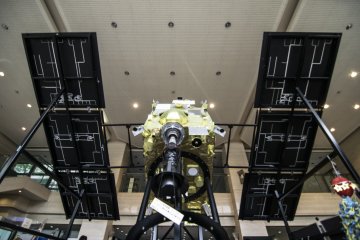 <p>Notice the meticulous recontruction of the details on the Hayabusa replica, including the four thruster modules and other equipments.</p>