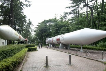 <p>The plaza next to the Administrative Building features live-sized replicas of both the M-3 S11 Rocket and the M-V Rocket.</p>