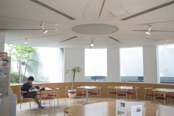 <p>Also on the 2nd floor, this spacious &#39;cafeteria&#39;. Note that there isn&#39;t a real cafe, rather there is a food vending machine that sells piping hot packet foods.</p>