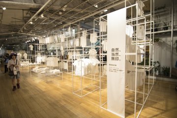 <p>&quot;Nature, Naturally, MUJI.&quot; - This installation at the entrance lets everybody what MUJI stands for.&nbsp;</p>