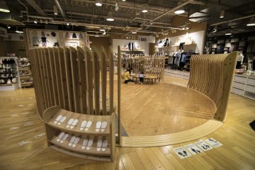 <p>A playground on the 2nd floor lets children enjoy themselves while the adults shop.</p>