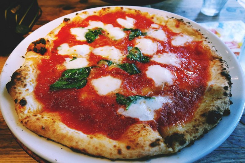 <p>A Neapolitan pizza</p>