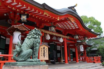 <p>Ikuta shrine is a peaceful oasis compared to the liveliness of Sannomiya station</p>