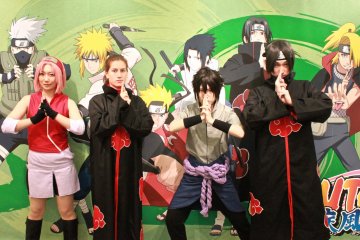 <p>Disfrazada de un personaje de Naruto con algunos de los trabajadores</p>
