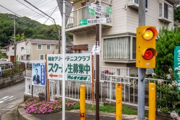 <p>A short walk away from Sensuibashi (泉水橋) bus stop are these impossible to miss traffic lights. Look towards the left for the signs pointing towards Myoo-in Temple located just a few meters away</p>