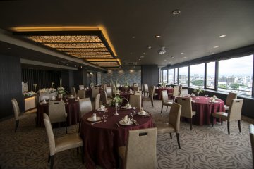 <p>This, inside the bridal lounge&nbsp;Grandi (12F). With impressive&nbsp;skyline views and posh&nbsp;interiors, it is the perfect&nbsp;place for a cozy wedding reception.&nbsp;</p>