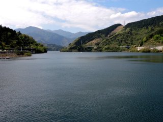 Danau Miyagase di belakang bendungan