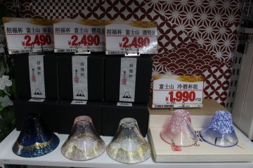 <p>Mt. Fuji themed glasses</p>