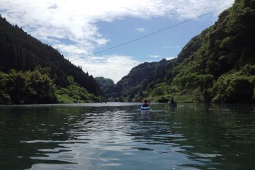 <p>Soyo Gorge is dividing line between Kumamoto and Miyazaki prefecture. From left to right and from front to back, you can see rich green mountains.</p>