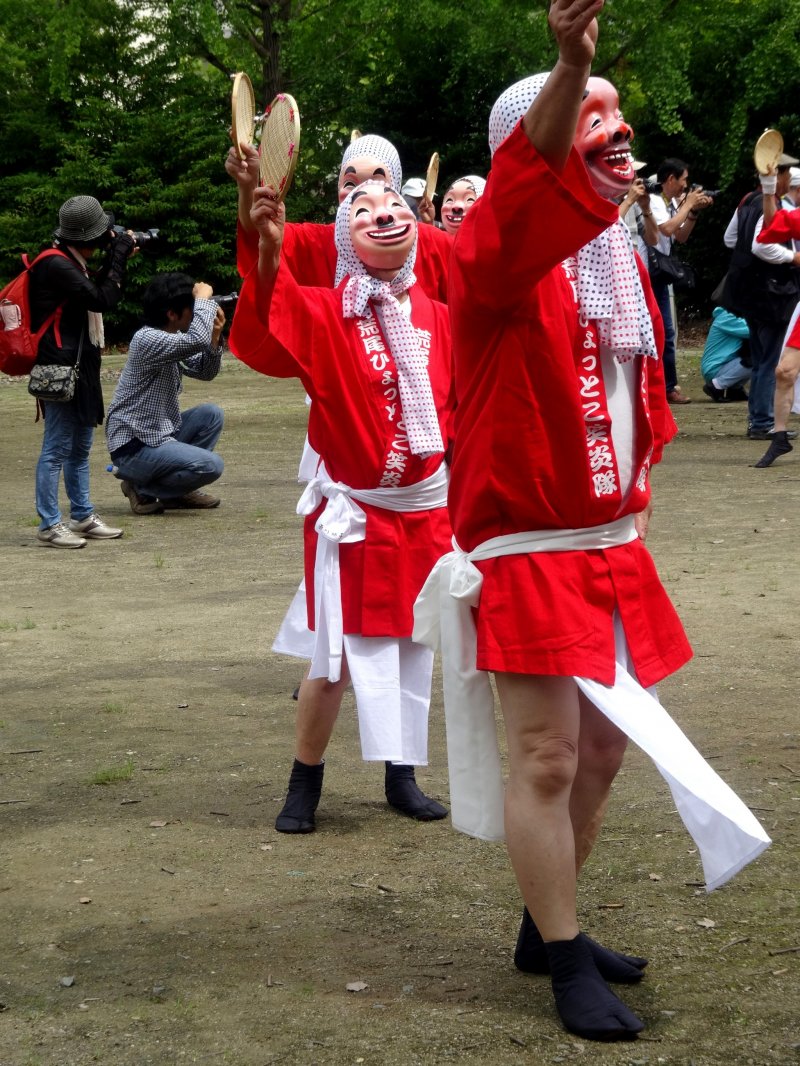 <p>Фестиваль риса начинается с нескольких танцев, исполняемых танцорами в масках</p>