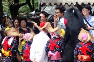 <p>Популярный талисман Кумамото, Кумамон, был там, чтобы начать торжество</p>