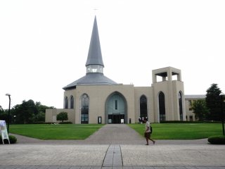 Satu-satunya kampus dengan keberadaan gereja di dalam lingkungannya.