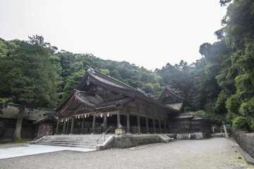 <p>The Mihonoseki Shrine sits literally next to Fukuma-kan, and the entrance tori to this ancient shrine is mere meters from the ryokan&#39;s door.&nbsp;</p>