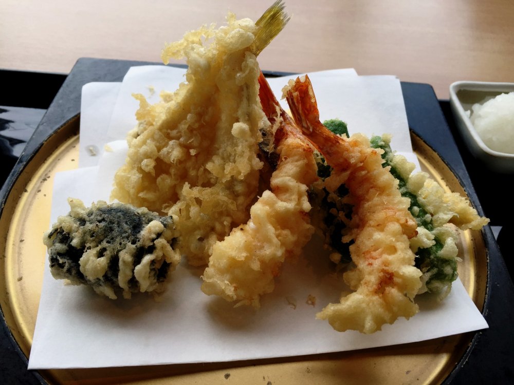 Sayur, jamur, dan tempura ikan