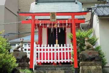 <p>As with most Inari shrines, this one enshrines deities of rice, harvest, commerce, and industry.</p>