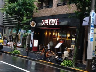Salah satu gerai Cafe Veloce yang berada di Hanzomon, 2 station dari Shibuya,