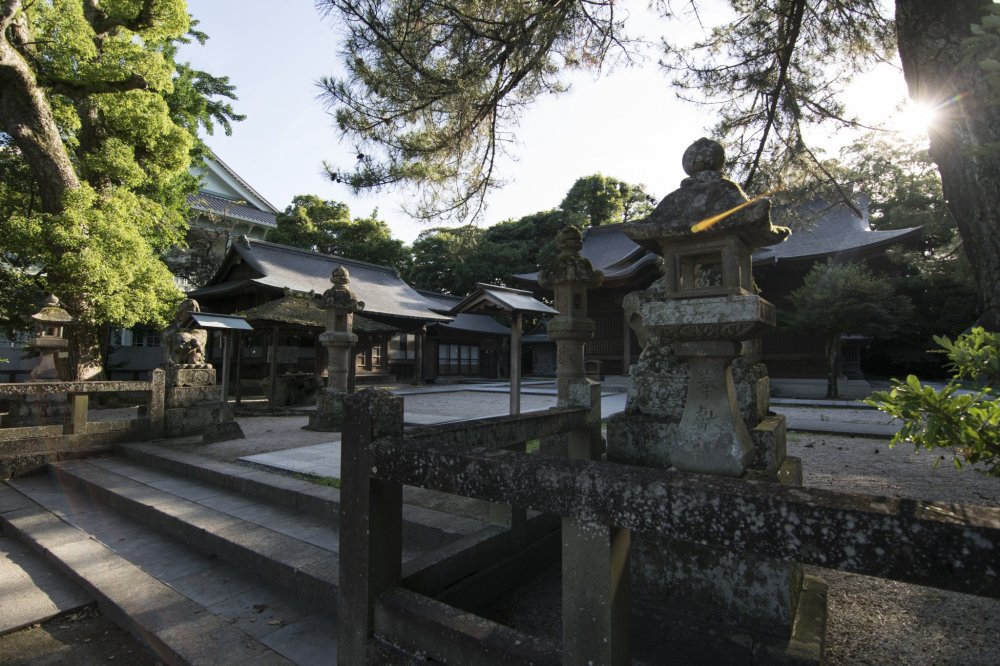 Le sanctuaire Shinto du château de Matsue. Utilisé autrefois pour les cérémonies sacrées du château, le sanctuaire repose désormais paisiblement dans l'enceinte du château, hormis lorsque des visiteurs curieux viennent le prendre en photo 