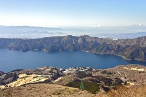 駒ヶ岳から芦ノ湖を見下ろす