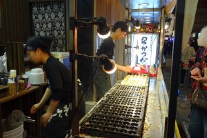 ขนมทะโกะยะกิ (takoyaki) ขนมทรงกลม ที่ทำจากแป้ง น้ำ นม ไข่ และมีไส้ปลาหมึก มีอยู่กันหลายเจ้า