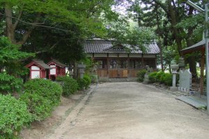Path leading to Main Hall of Shiratori Shrine