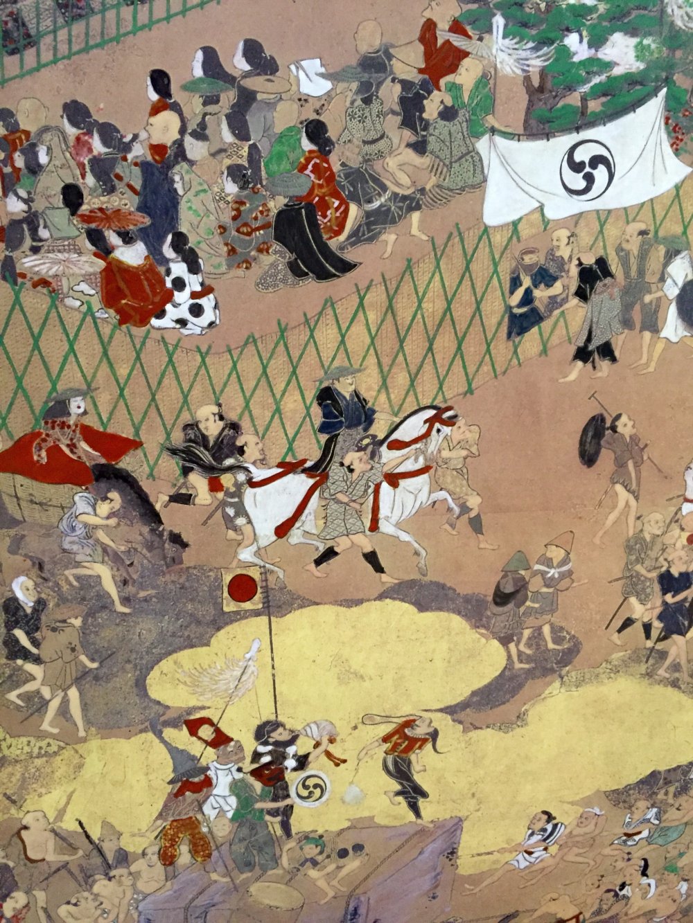 Традиционная японская ширма показывает сцены из жизни в период Эдо. Фото крупным планом