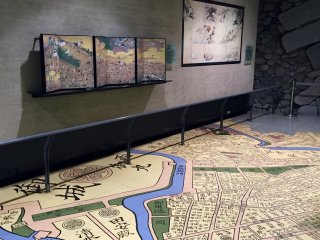 На полу изображена карта территории во времена Эдо
