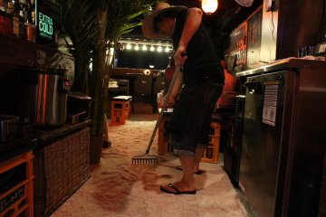 <p>Preparing the sand for the customers</p>