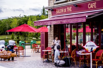 <p>If the weather is nice, you can enjoy some nice food and drinks outdoors at the caf&eacute; near the Eiffel Tower</p>
