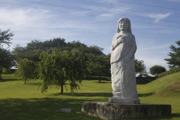 <p>One of the large statues.&nbsp;</p>
