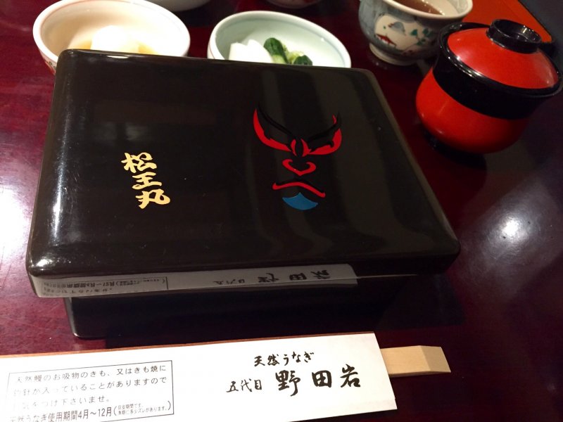 <p>Лакированная крышка с изображением маски кабуки</p>
