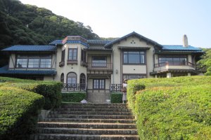 Le musée est une charmante villa de style occidental qui a autrefois servi de maison de vacances à l'ancien Premier Ministre Eisaku Sato