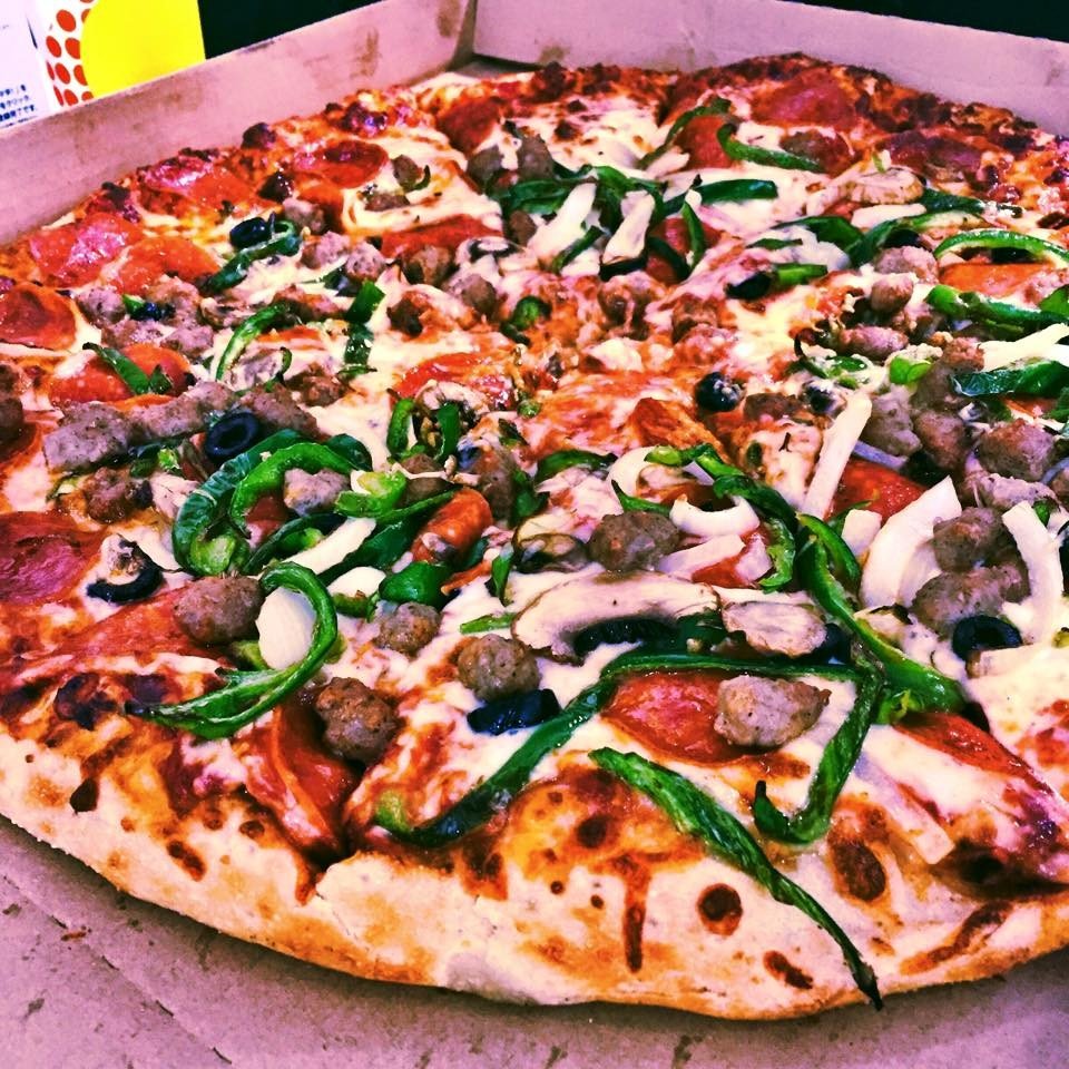 Dừng chân ở một trong nhiều quán ăn trong thành phố phục vụ những món ăn ngon của địa phương đến những món ăn chính trên toàn cầu như là pizza