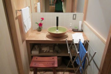 <p>The ceramic washbasin in the washroom</p>