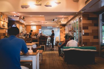 <p>Warm, ambient and relaxing vibe at Bondi Caf&eacute;</p>
