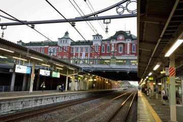 <p>Здание станции Фукая, вид с платформы</p>