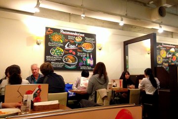 식당 안에 몇몇 외국인들이 있었다. 관광객들도 있었고 일본 학생들에게 영어를 가르치러 오는 사람들도 있었다. 