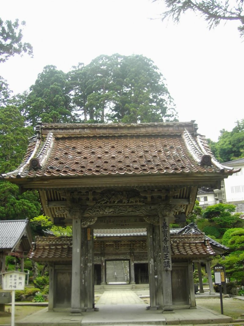 Temple gate. Достопримечательности Цуруока.