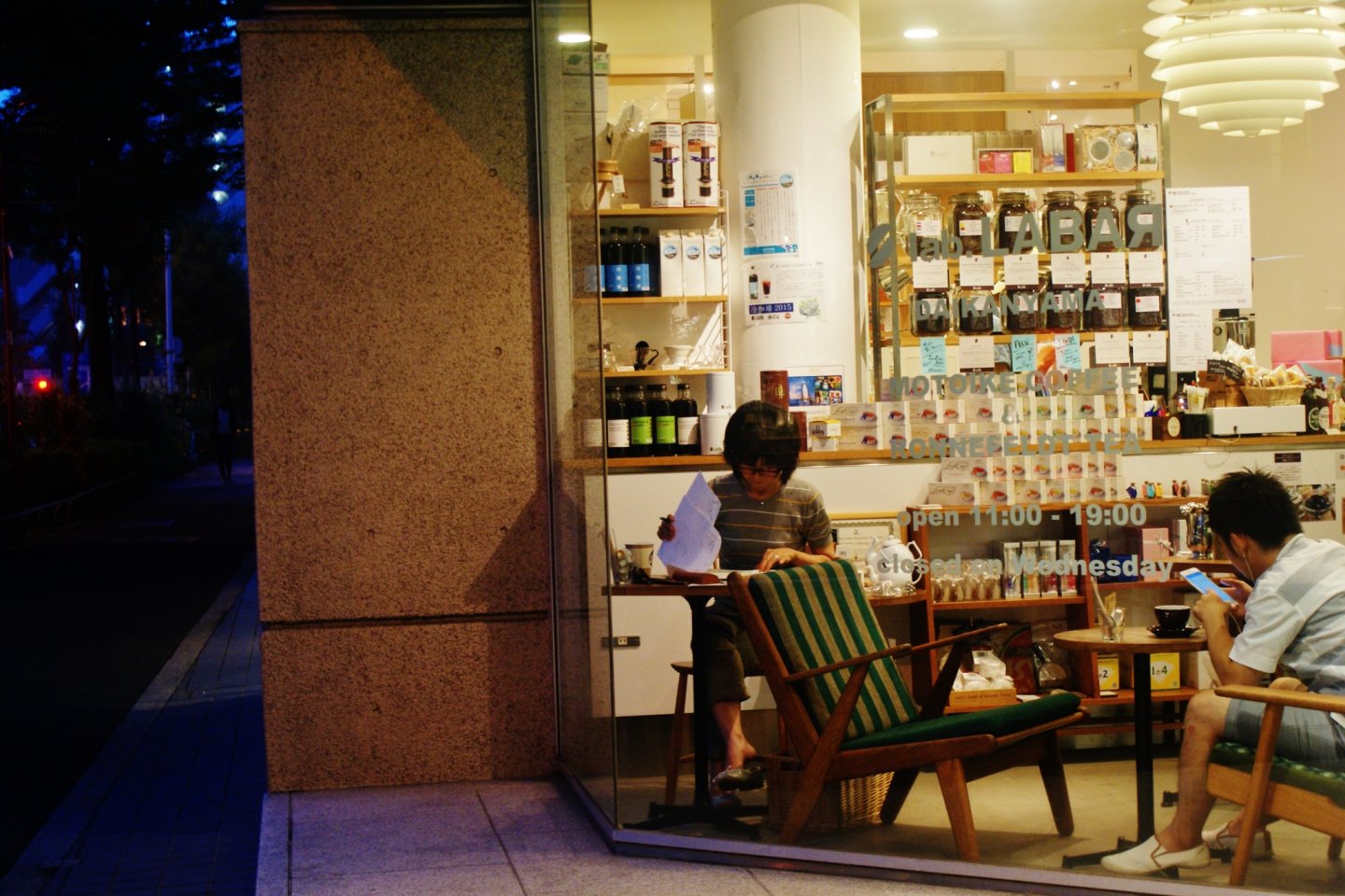 La devanture du café où travaillent deux personnes