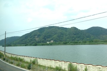<p>ระหว่างเดินทางไปยังเมือง Kinosaki onsen จะพบกับแม่น้ำสายใหญ่และธรรมชาติที่ร่มรื่น</p>