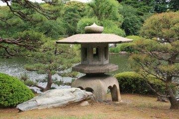 Классический японский пейзаж с каменным фонарём