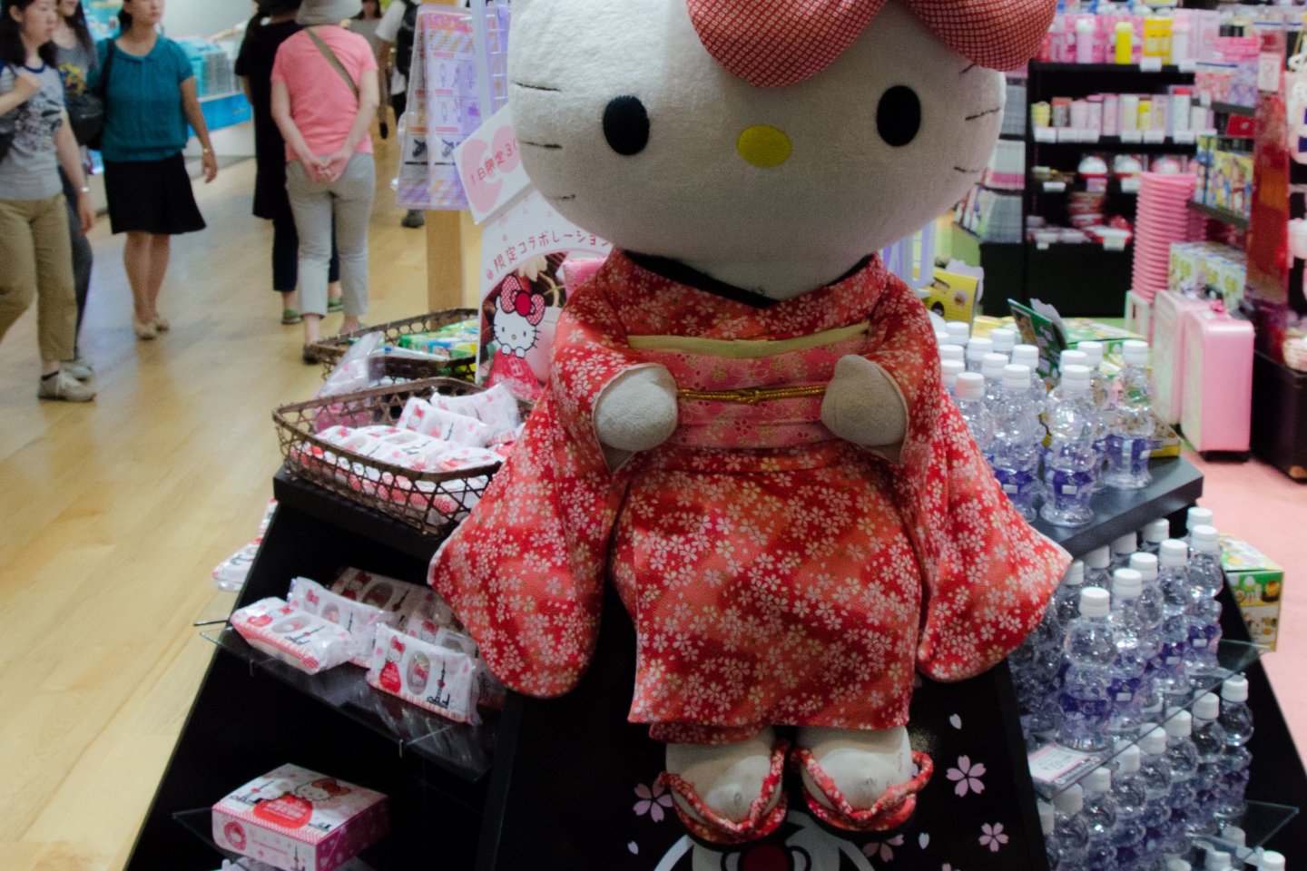 Belanja Suvenir di Toko Hello Kitty. Tax Free!